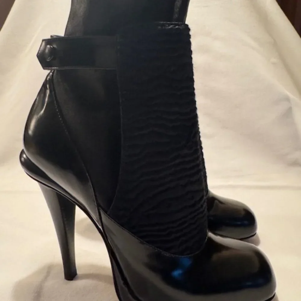 Fendi Victorian Calf Hair/ Patent Leather Ankle Booties -Size 38 w/ Box LIKE NEW